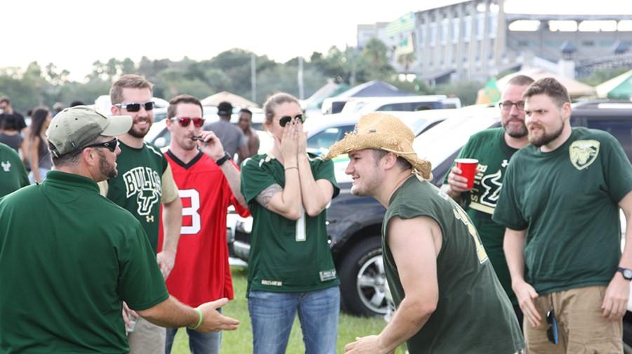 USF+students+gather+early+for+the+tailgaiting+festivites.