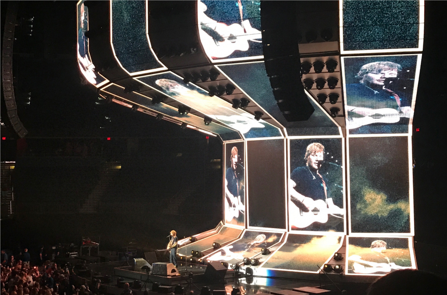 Ed Sheeran goes shoeless at Amalie Arena – The Hawkeye